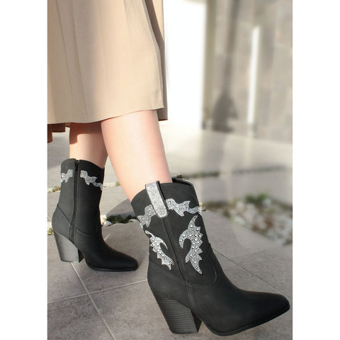 BOTA VAQUERA NEGRA DE TACÓN GRUESO CON PIEDRAS (MOD SLAY)