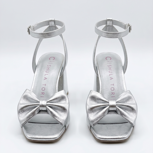 ZAPATILLA CÓMODA PLATA CON MOÑO DE TACÓN ANCHO (MOD 5021)