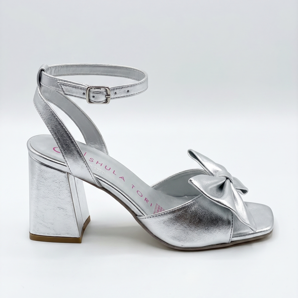 ZAPATILLA CÓMODA PLATA CON MOÑO DE TACÓN ANCHO (MOD 5021)