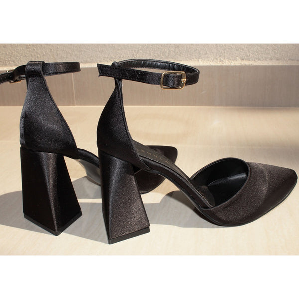 ZAPATILLA NEGRA CON TACÓN CAMPANA Y PULSERA (MOD 1023)