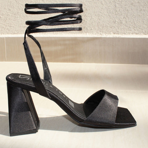 SANDALIA NEGRA DE TACÓN CAMPANA CON TIRAS (MOD 962)
