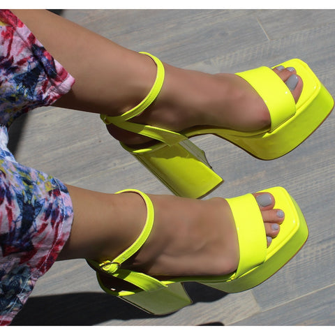 SANDALIA AMARILLO NEÓN DE TACÓN CAMPANA CON PLATAFORMA (MOD 7904)