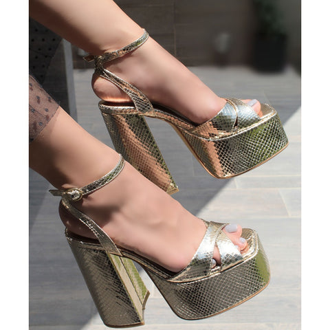 SANDALIA ORO DE TACÓN CAMPANA CON PLATAFORMA (MOD 7902)