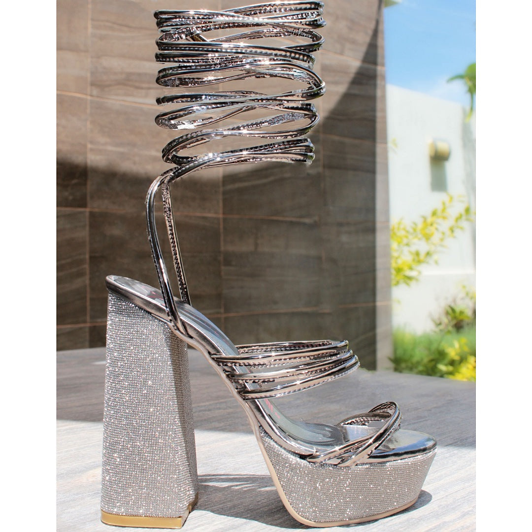 SANDALIA PLATA DE TACÓN CAMPANA BRILLANTE CON PLATAFORMA Y TIRAS (MOD 7135)