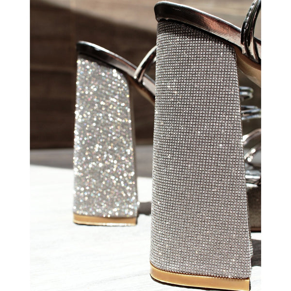 SANDALIA PLATA DE TACÓN CAMPANA BRILLANTE CON PLATAFORMA Y TIRAS (MOD 7135)