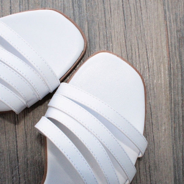 SANDALIA PLANA BLANCA CON TIRAS Y PULSERA (MOD LIRIO-22)