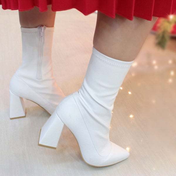 BOTÍN STILETTO STRETCH BLANCO DE TACÓN TRIANGULAR (MOD 1012)