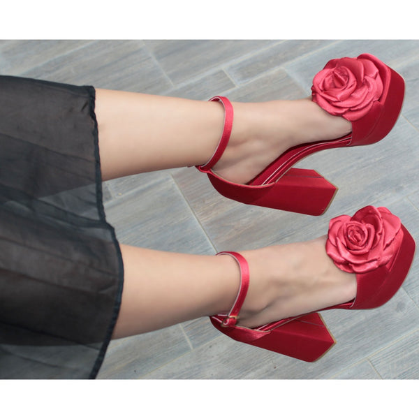 SANDALIA ROJA DE TACÓN CAMPANA CON PLATAFORMA Y FLOR (MOD 600)