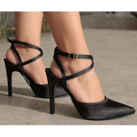 ZAPATILLA PUNTAL NEGRA DE TACÓN DE AGUJA CON PULSERA (MOD 4022)
