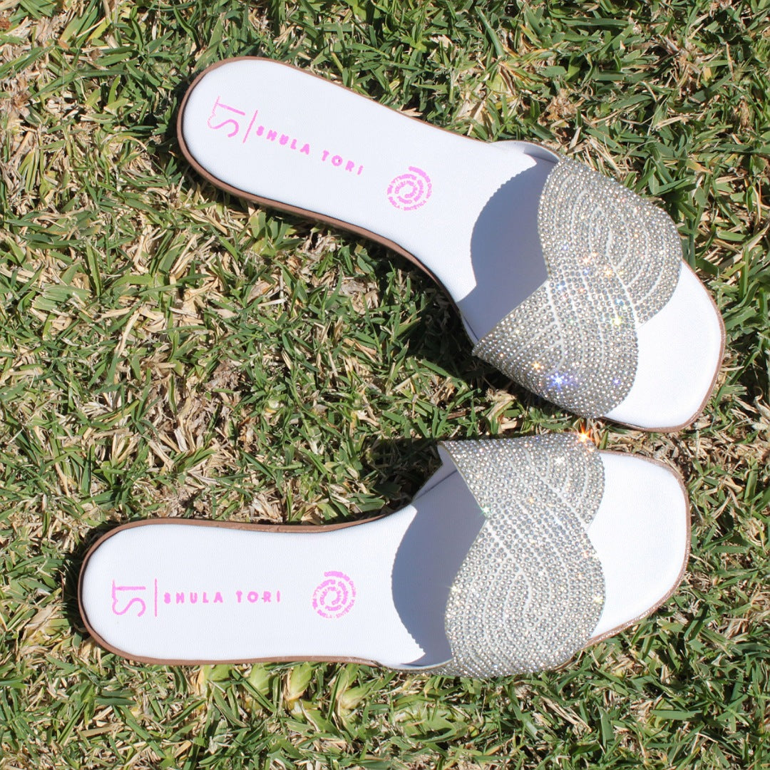 SANDALIA PLANA BLANCA CON PIEDRAS (MOD LIRIO-24)
