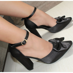 ZAPATILLA PUNTAL NEGRA DE TACON GRUESO CON MOÑO (MOD 4009)