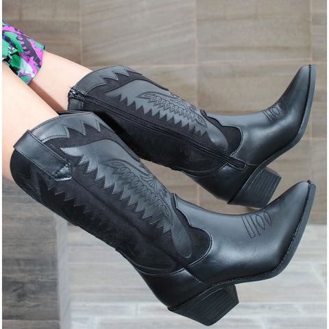 BOTA VAQUERA NEGRA DE TACÓN GRUESO CON BORDADO (MOD 8004)