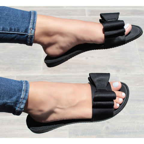 SANDALIA PLANA NEGRA CON MOÑO (MOD M-082)