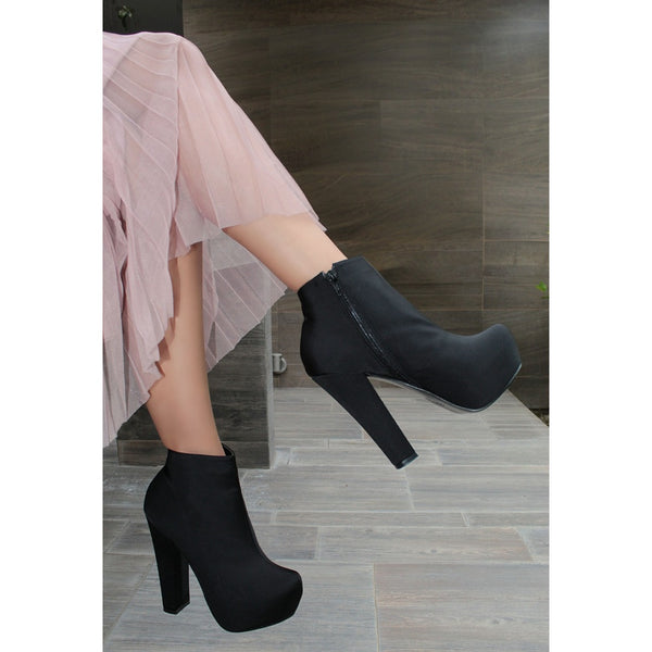 BOTINES NEGROS CASUALES DE TACÓN ALTO CON PLATAFORMA (MOD 360)