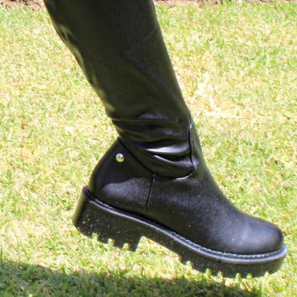 BOTA NEGRA TRACK DE TUBO ALTO CON CIERRE (MOD 2008)