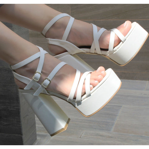 SANDALIA CREMA DE TACÓN GRUESO CON PLATAFORMA Y PULSERA (82-111)