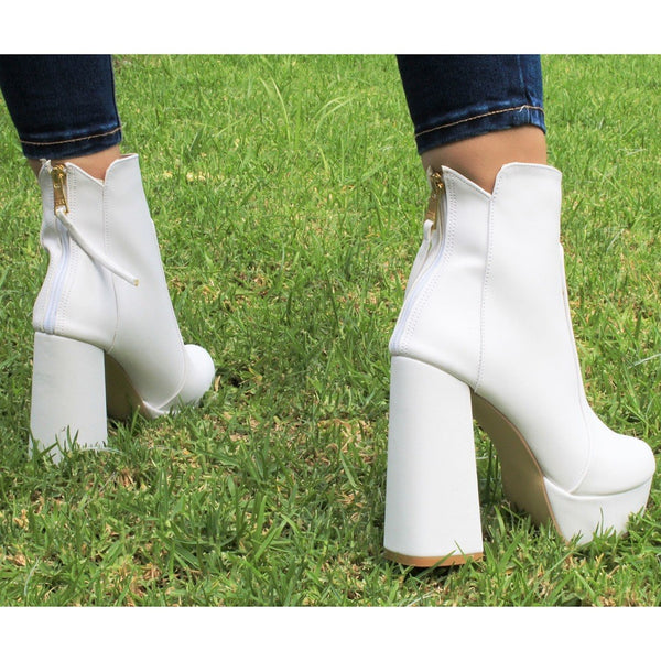 BOTIN BLANCO DE TACON GRUESO CON PLATAFORMA (MOD 8050)