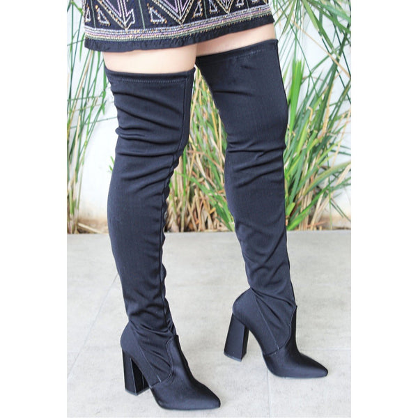 BOTA NEGRA CON TACÓN GRUESO DE TUBO ALTO CON ELÁSTICO (MOD 93141)
