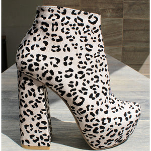 BOTÍN ANIMAL PRINT DE TACÓN CAMPANA CON PLATAFORMA (MOD 360)
