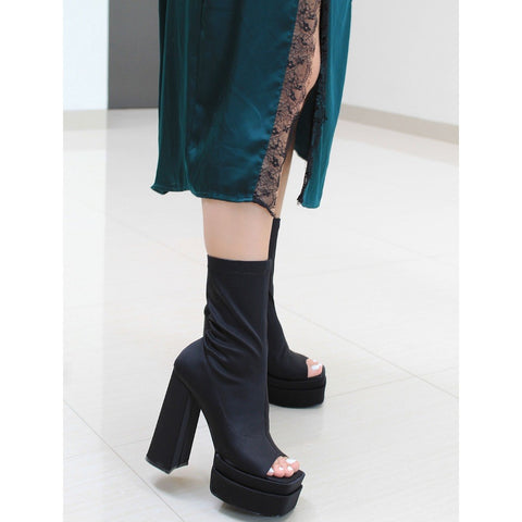 BOTÍN PEEP TOE NEGRO DE TACÓN CAMPANA CON PLATAFORMA (MOD 4010)