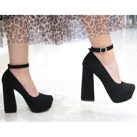 ZAPATILLA NEGRA DE TACÓN CAMPANA CON PULSERA (MOD 700)
