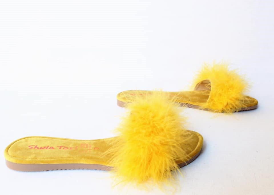 SANDALIA PLANA PLUMAS (MOD S-02)