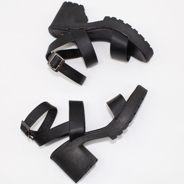 SANDALIA TRACK NEGRA (MOD 230)
