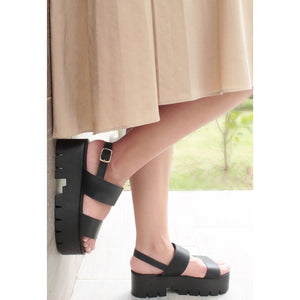 SANDALIA PLATAFORMA NEGRA CON PULSERA (MOD 1801)