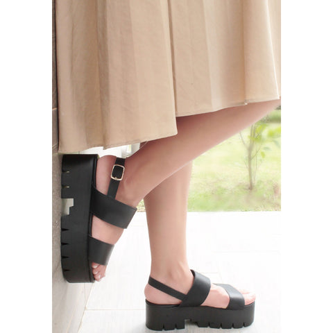SANDALIA PLATAFORMA NEGRA CON PULSERA (MOD 1801)