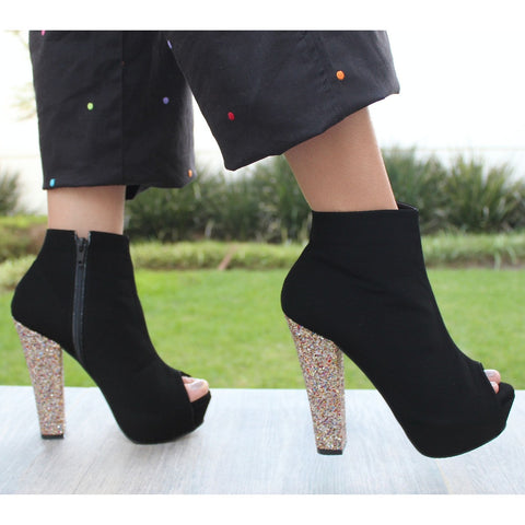 BOTÍN PEEP TOE NEGRO DE TACÓN GRUESO BRILLANTE CON PLATAFORMA (MOD 362)
