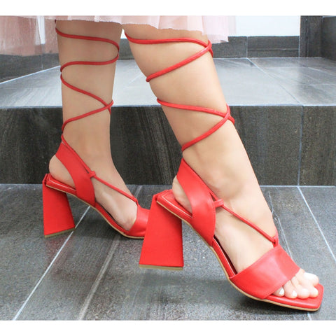 SANDALIA ROJA DE TACÓN GRUESO TRIANGULAR CON TIRAS (MOD 4022)
