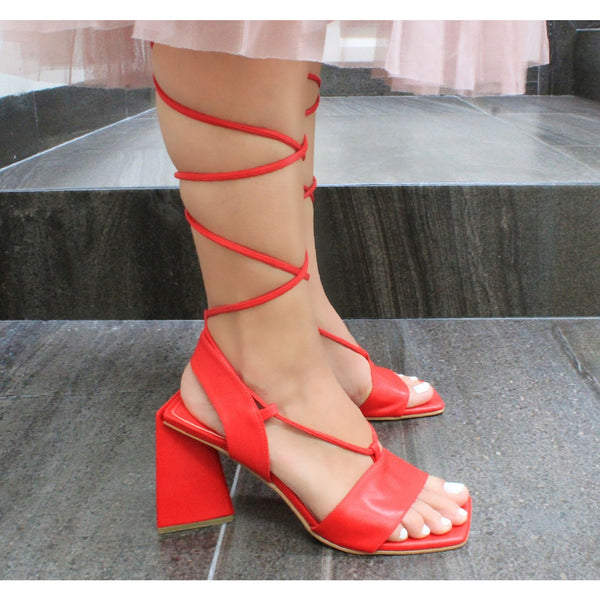 SANDALIA ROJA DE TACÓN GRUESO TRIANGULAR CON TIRAS (MOD 4022)
