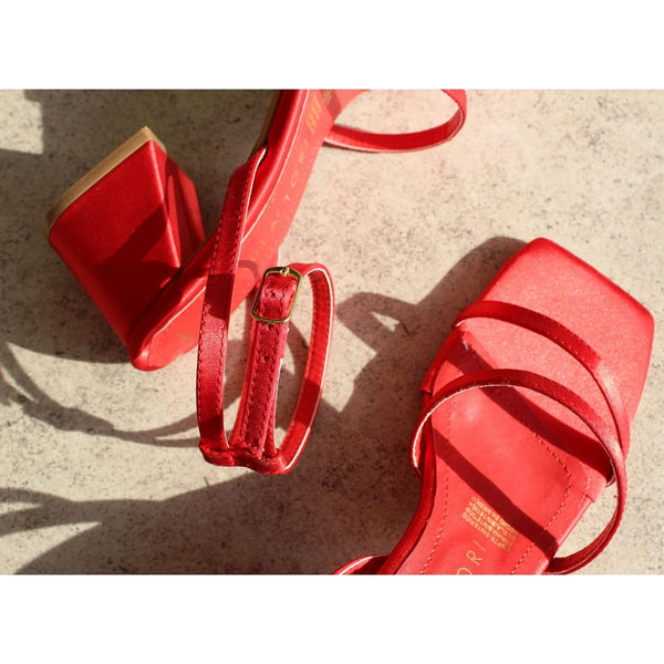 SANDALIA ROJA DE TACÓN GRUESO CON PULSERA (MOD 102)