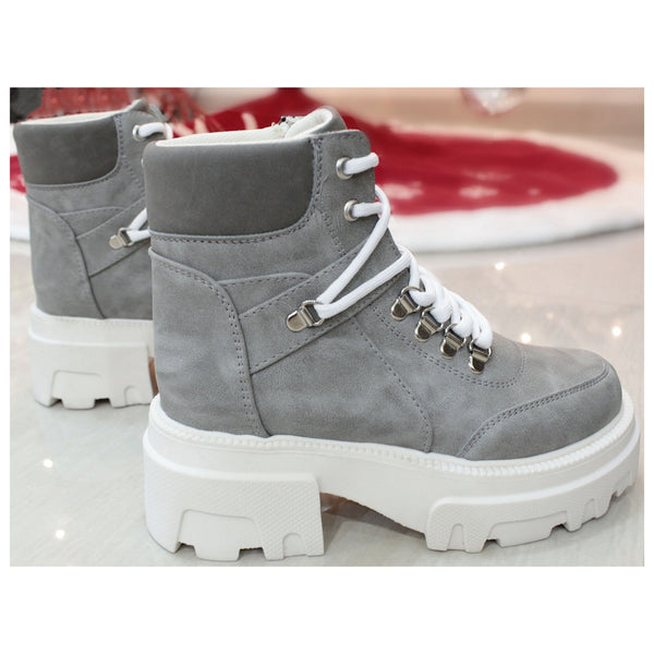 BOTÍN TRACK GRIS ESTILO MILITAR CON AGUJETAS (MOD 7001)