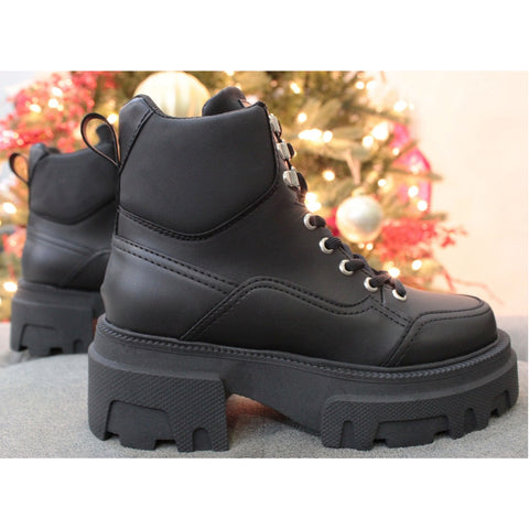BOTÍN TRACK NEGRO ESTILO MILITAR CON AGUJETAS (MOD 7003)