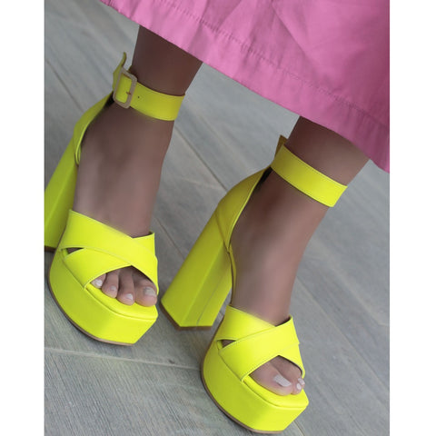 SANDALIA AMARILLO NEÓN DE TACÓN CAMPANA CON PLATAFORMA Y HEBILLA (MOD 1004)