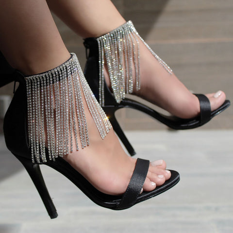 SANDALIA NEGRA DE TACÓN DE AGUJA CON PULSERA Y TIRAS DE PIEDRAS (MOD 7253)
