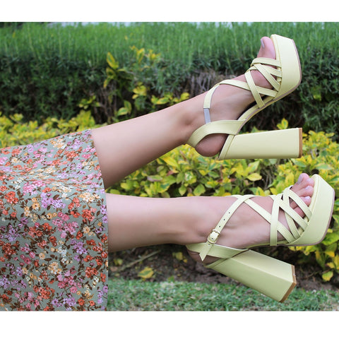 SANDALIA AMARILLO PASTEL DE TACÓN CAMPANA CON PLATAFORMA Y TIRAS (MOD 7144)