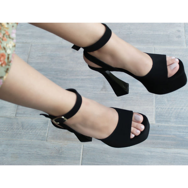 ZAPATILLA NEGRA DE TACÓN DELGADO CON PULSERA (MOD 90-108)