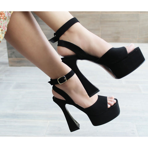 ZAPATILLA NEGRA DE TACÓN DELGADO CON PULSERA (MOD 90-108)