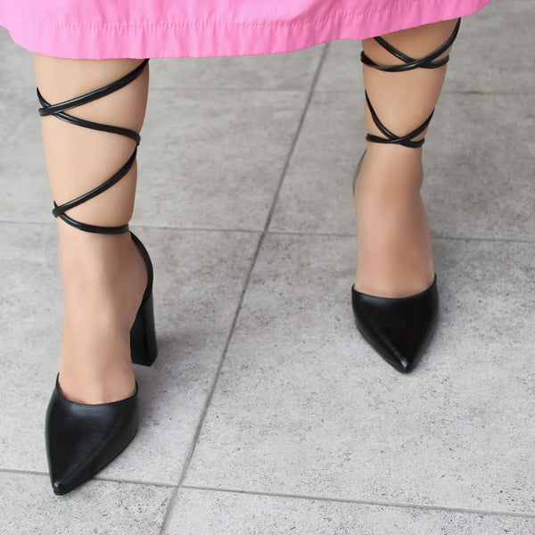 ZAPATILLA PUNTAL NEGRA DE TACÓN GRUESO CON TIRAS (MOD 4005)
