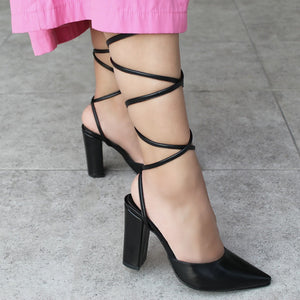 ZAPATILLA PUNTAL NEGRA DE TACÓN GRUESO CON TIRAS (MOD 4005)