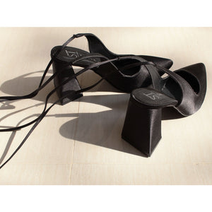 ZAPATILLA PUNTAL NEGRA DE TACÓN CAMPANA CON TIRAS (MOD 1022)