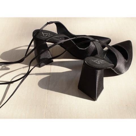 ZAPATILLA PUNTAL NEGRA DE TACÓN CAMPANA CON TIRAS (MOD 1022)