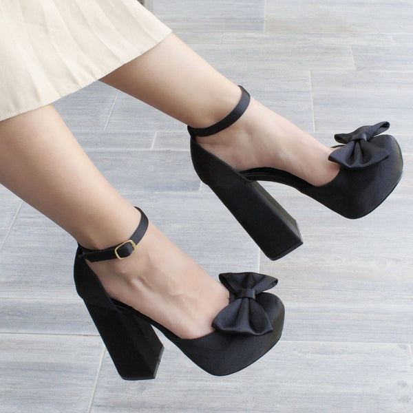 ZAPATILLA NEGRA DE TACÓN CAMPANA CON PLATAFORMA Y MOÑO (MOD 1000)